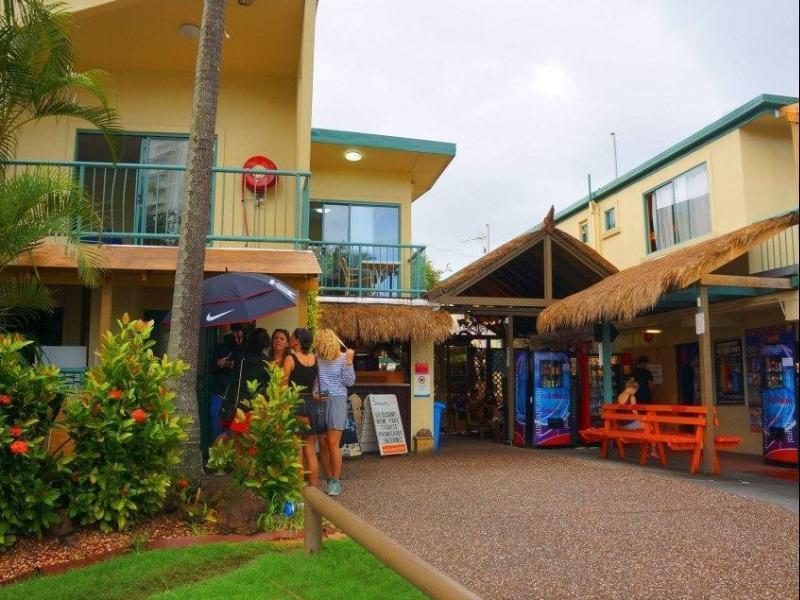 Sleeping Inn Backpackers Resort โกลด์โคสต์ ภายนอก รูปภาพ