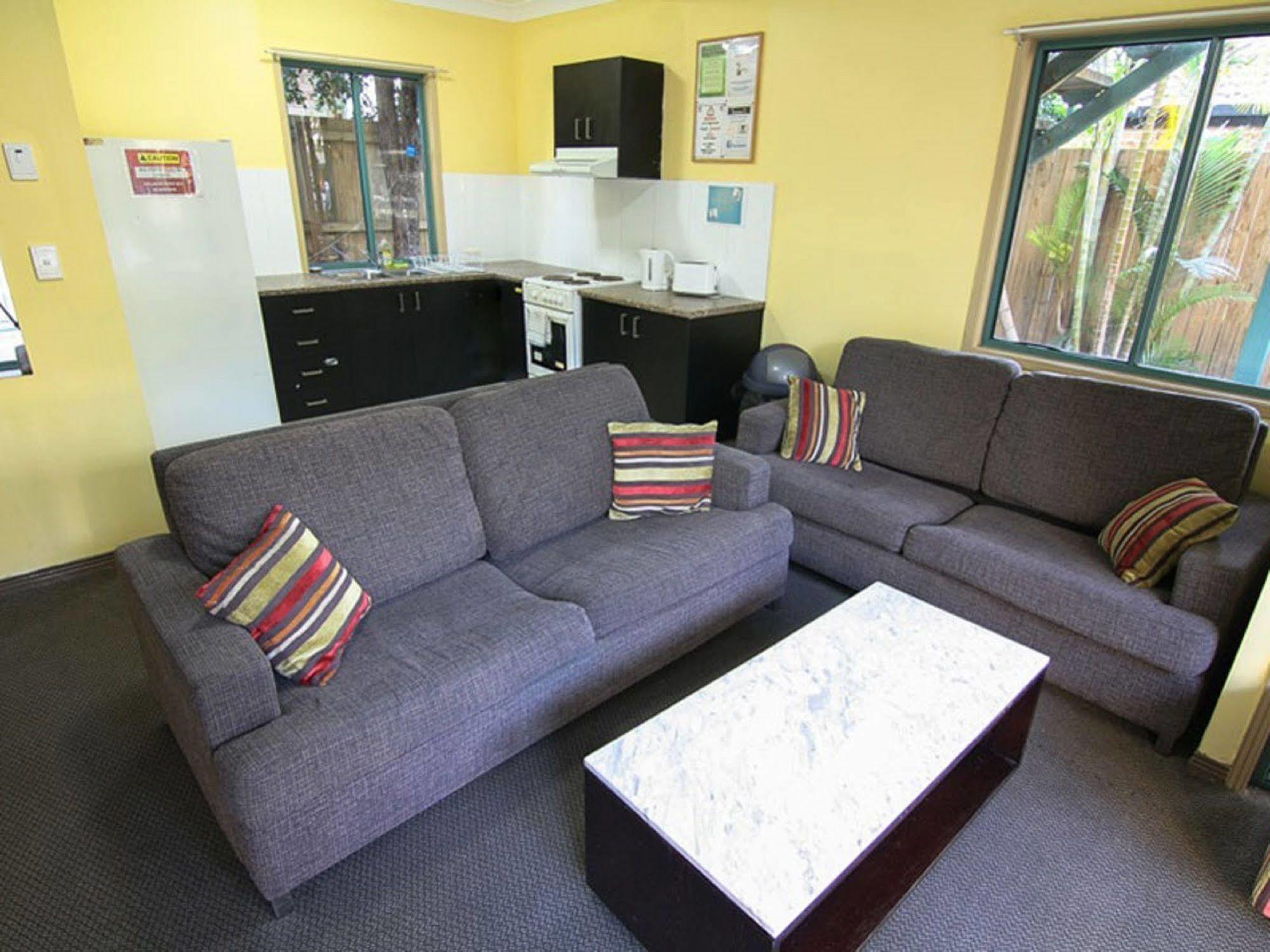 Sleeping Inn Backpackers Resort โกลด์โคสต์ ภายนอก รูปภาพ