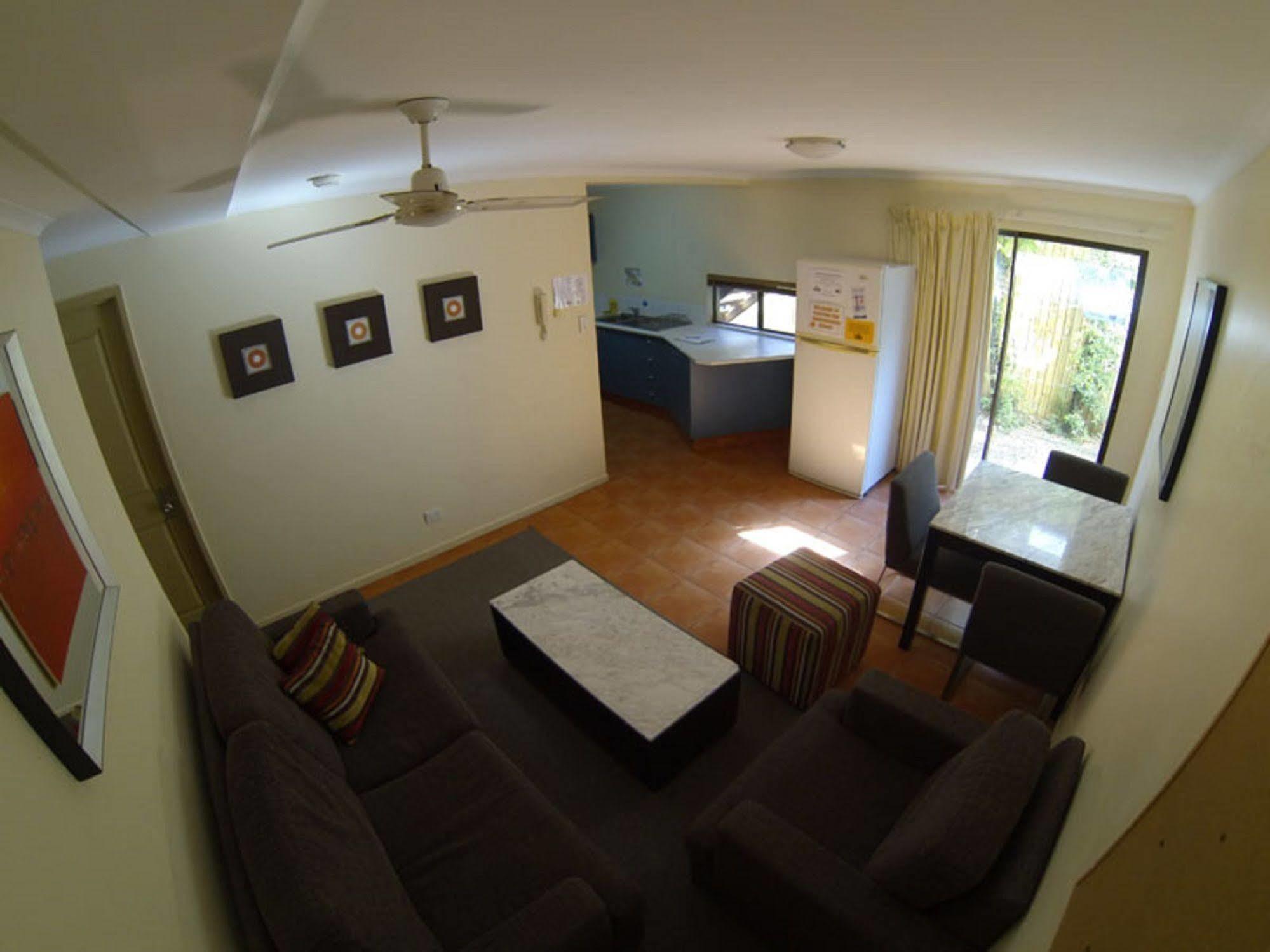 Sleeping Inn Backpackers Resort โกลด์โคสต์ ภายนอก รูปภาพ
