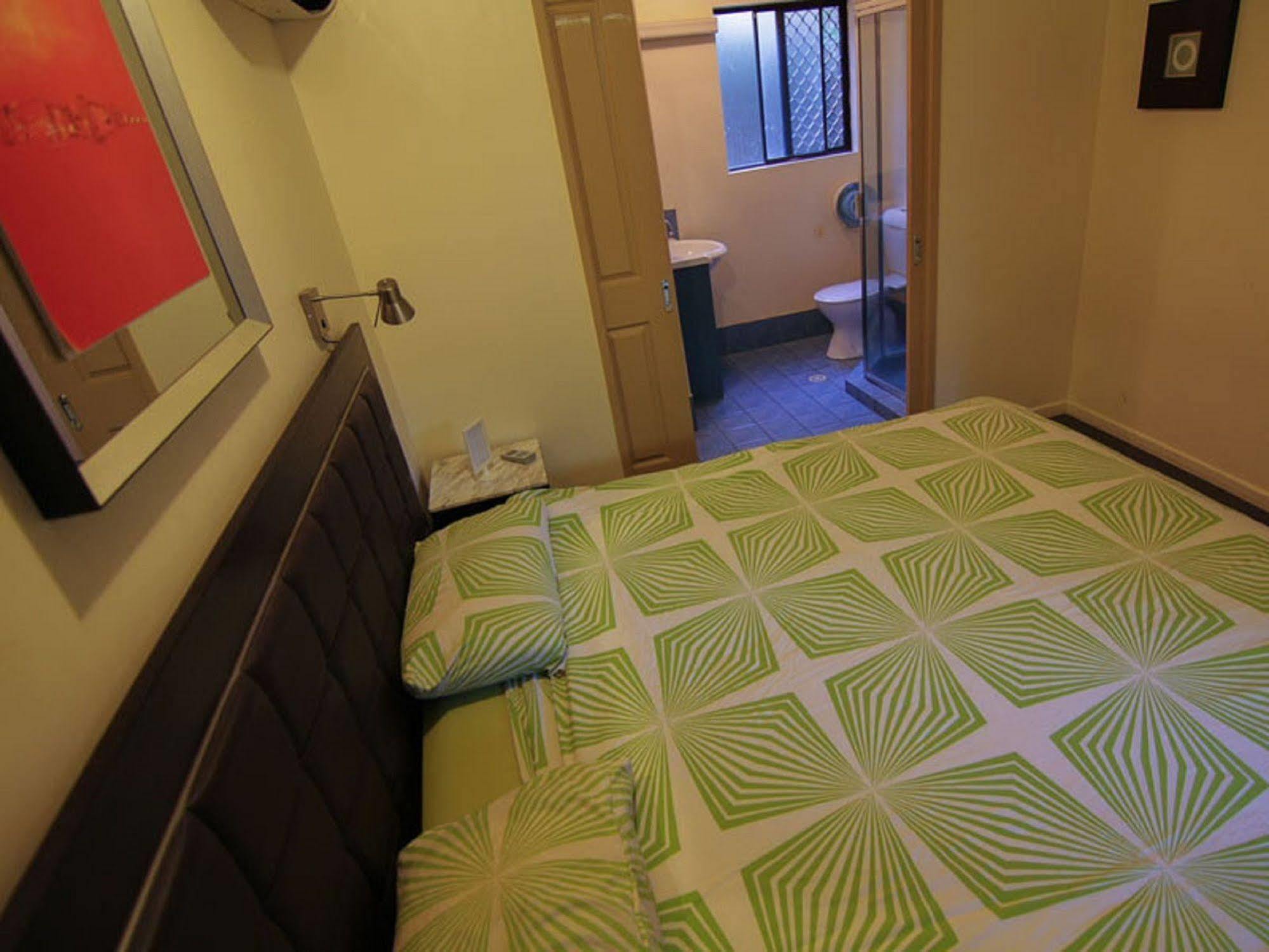 Sleeping Inn Backpackers Resort โกลด์โคสต์ ภายนอก รูปภาพ