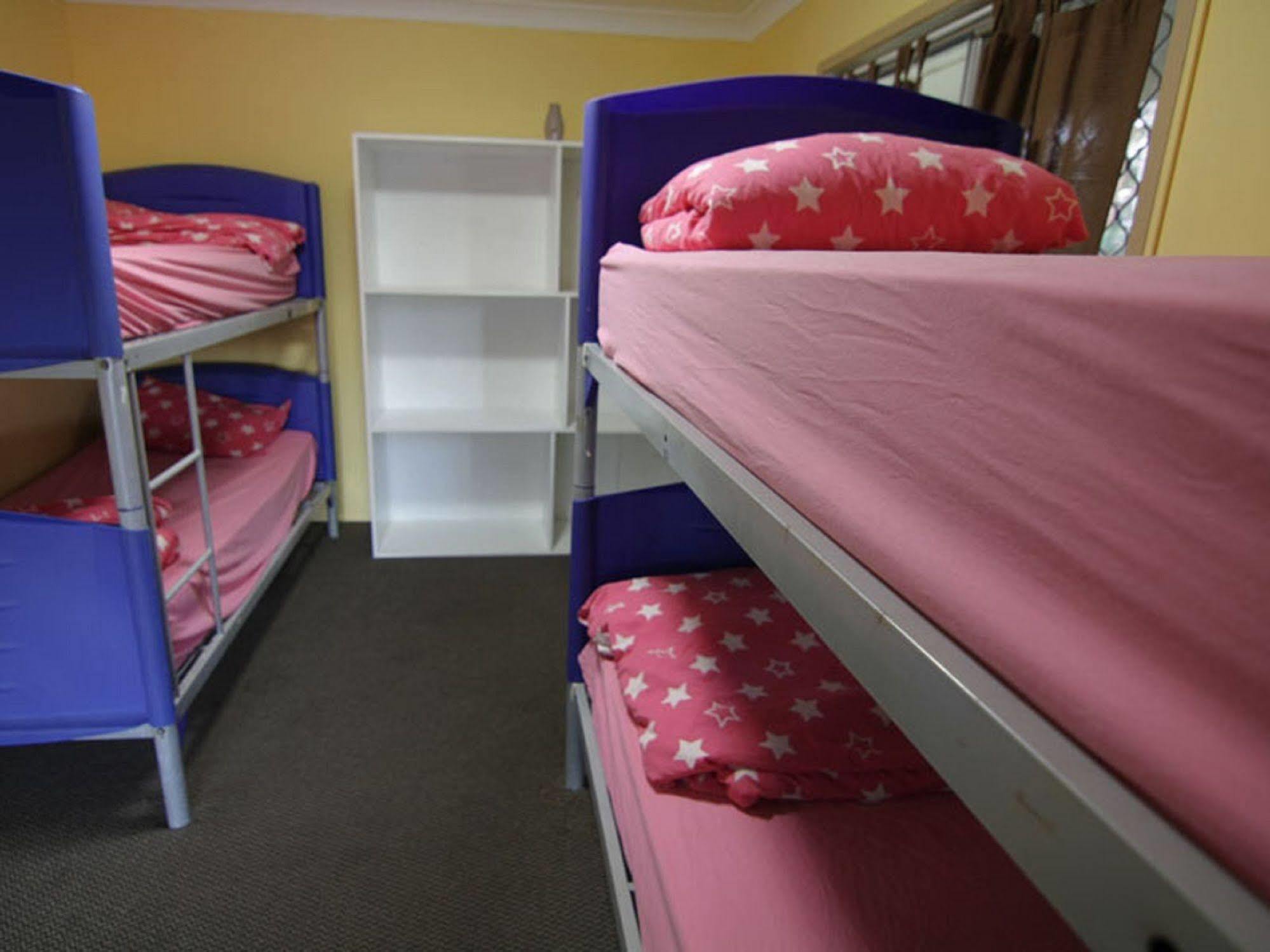 Sleeping Inn Backpackers Resort โกลด์โคสต์ ภายนอก รูปภาพ
