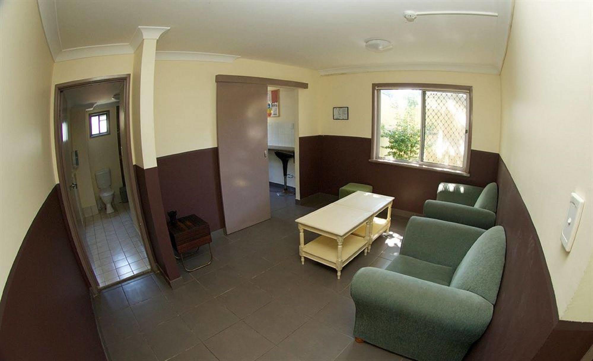Sleeping Inn Backpackers Resort โกลด์โคสต์ ภายนอก รูปภาพ