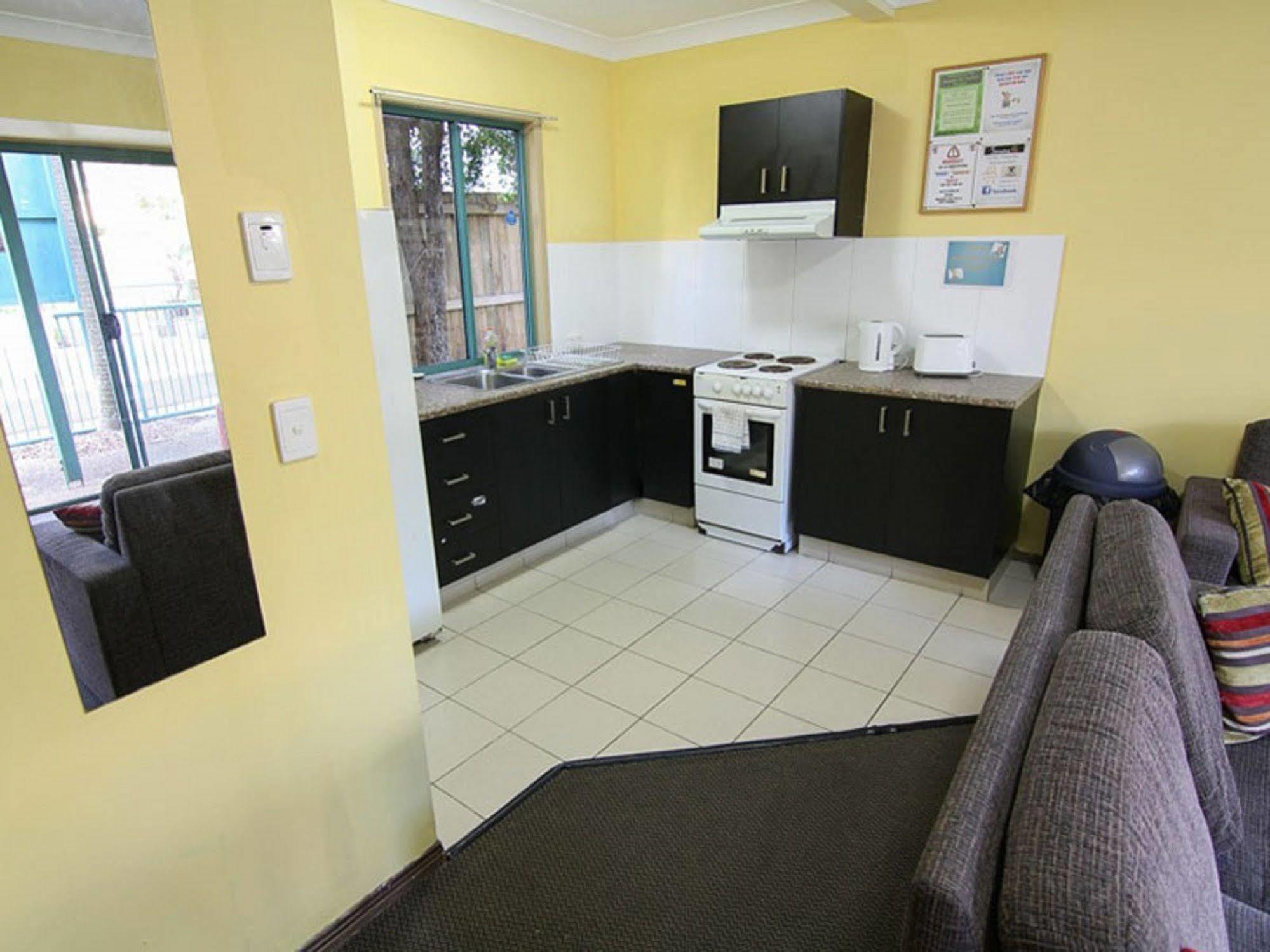 Sleeping Inn Backpackers Resort โกลด์โคสต์ ภายนอก รูปภาพ