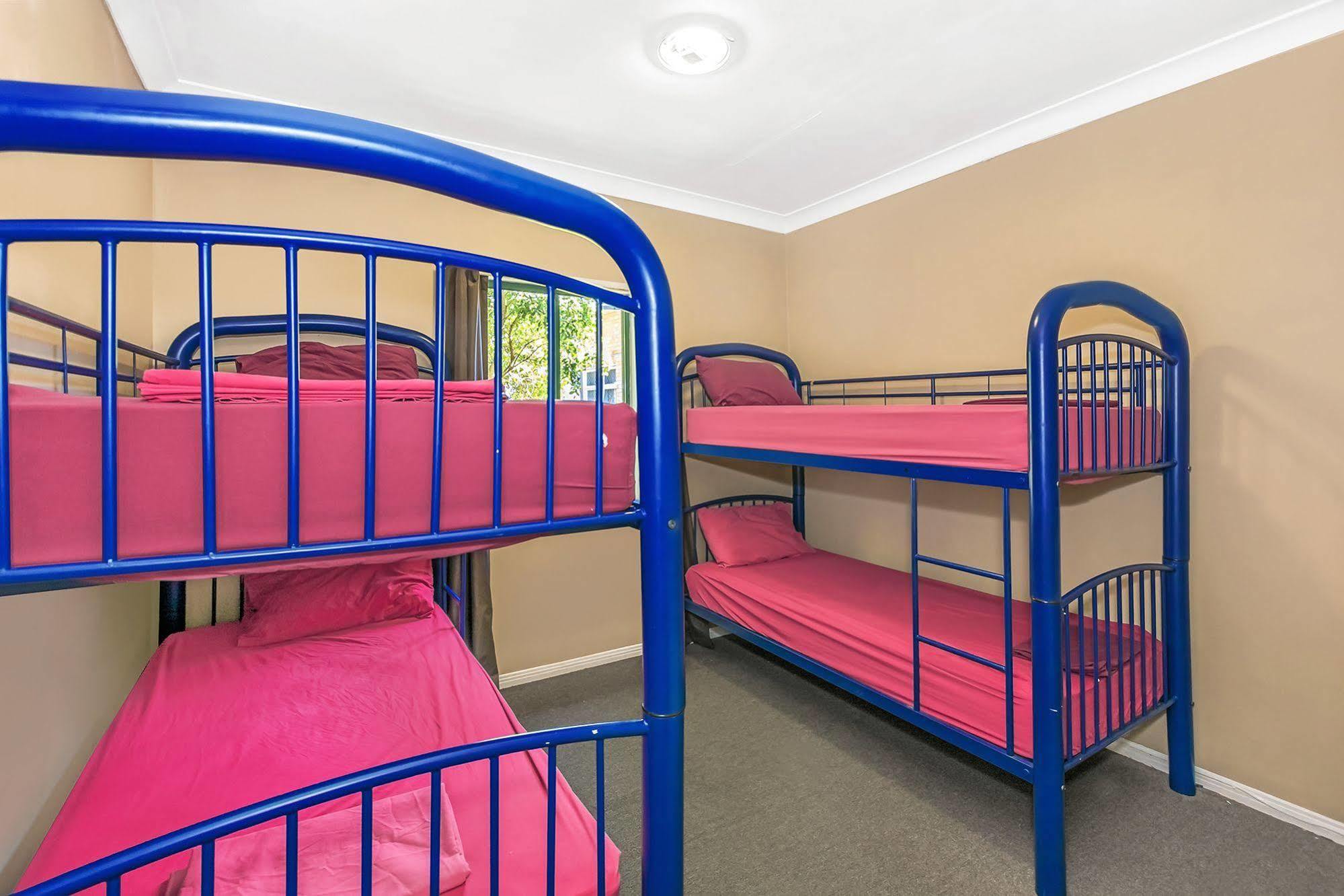 Sleeping Inn Backpackers Resort โกลด์โคสต์ ภายนอก รูปภาพ