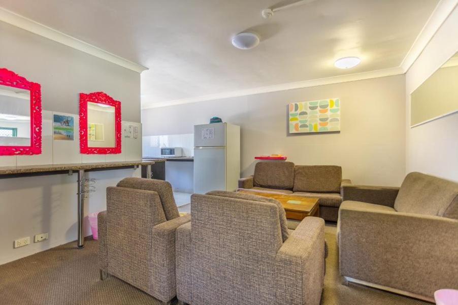 Sleeping Inn Backpackers Resort โกลด์โคสต์ ภายนอก รูปภาพ